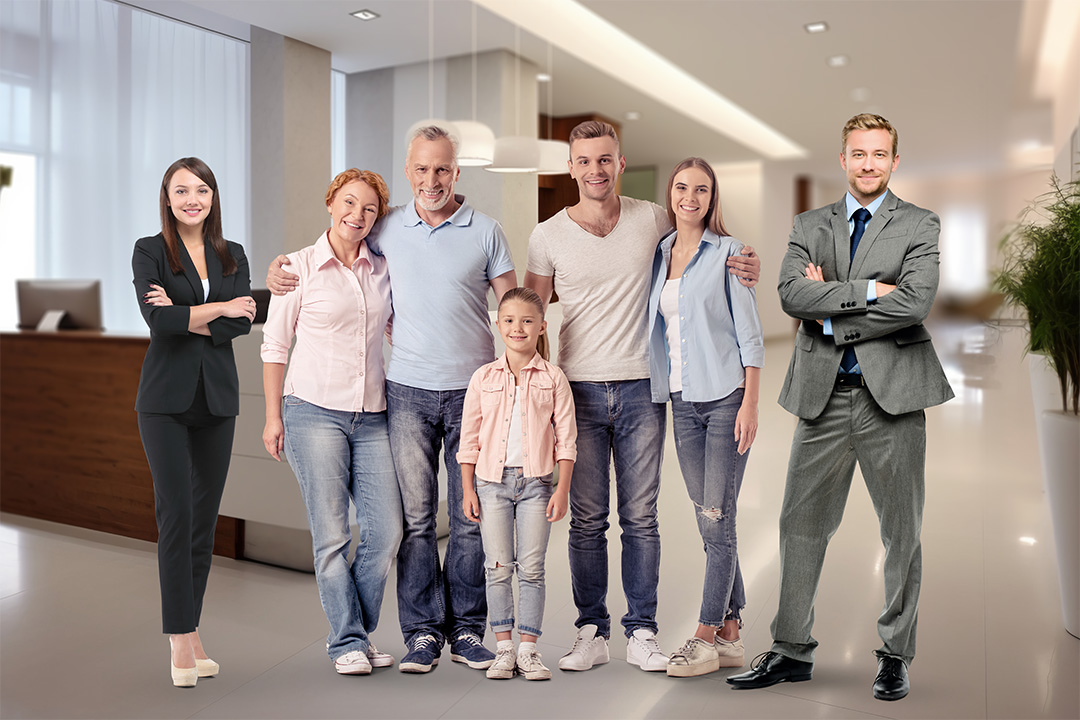 Gruppo di persone composto da adulti, anziani e bambini con uno all'interno di un palazzo