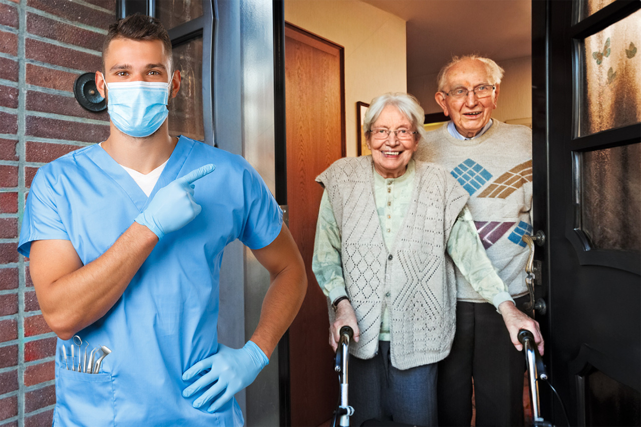 Dentista che indica un'abitazione da cui escono due anziani