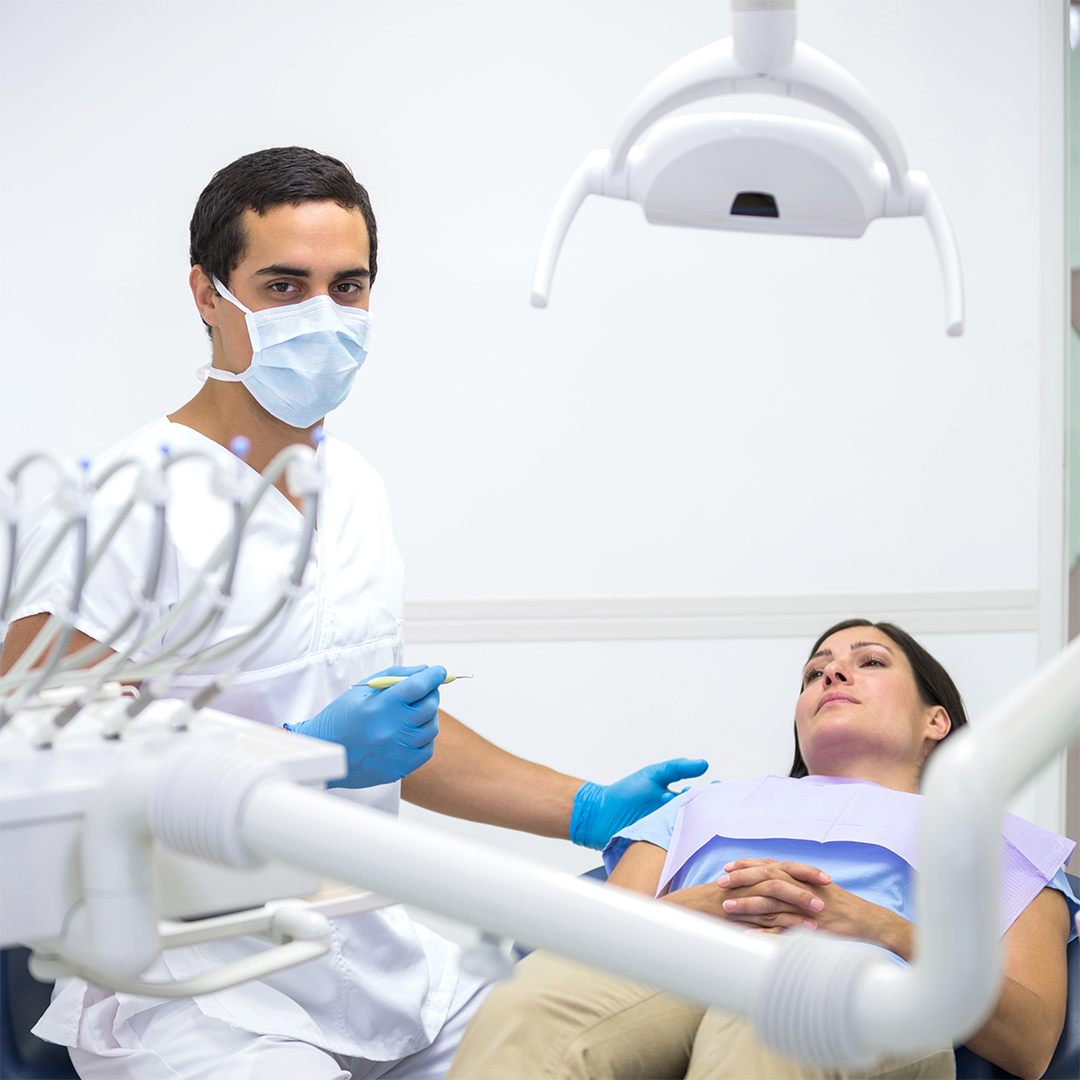 Un dentista e un paziente all'interno di uno studio dentistico
