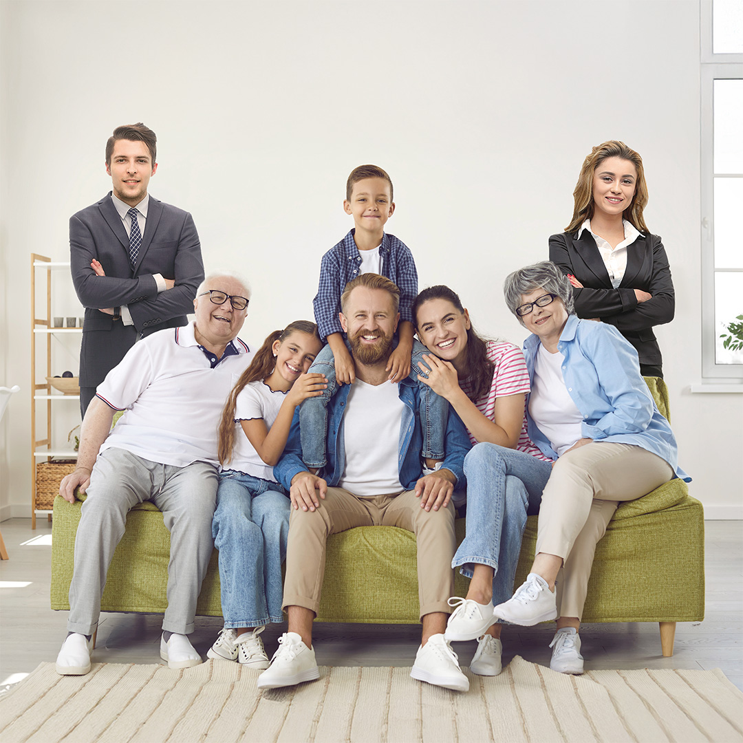 Gruppo di persone raffiguranti anziani, bambini e adulti seduti sul divano tutti insieme