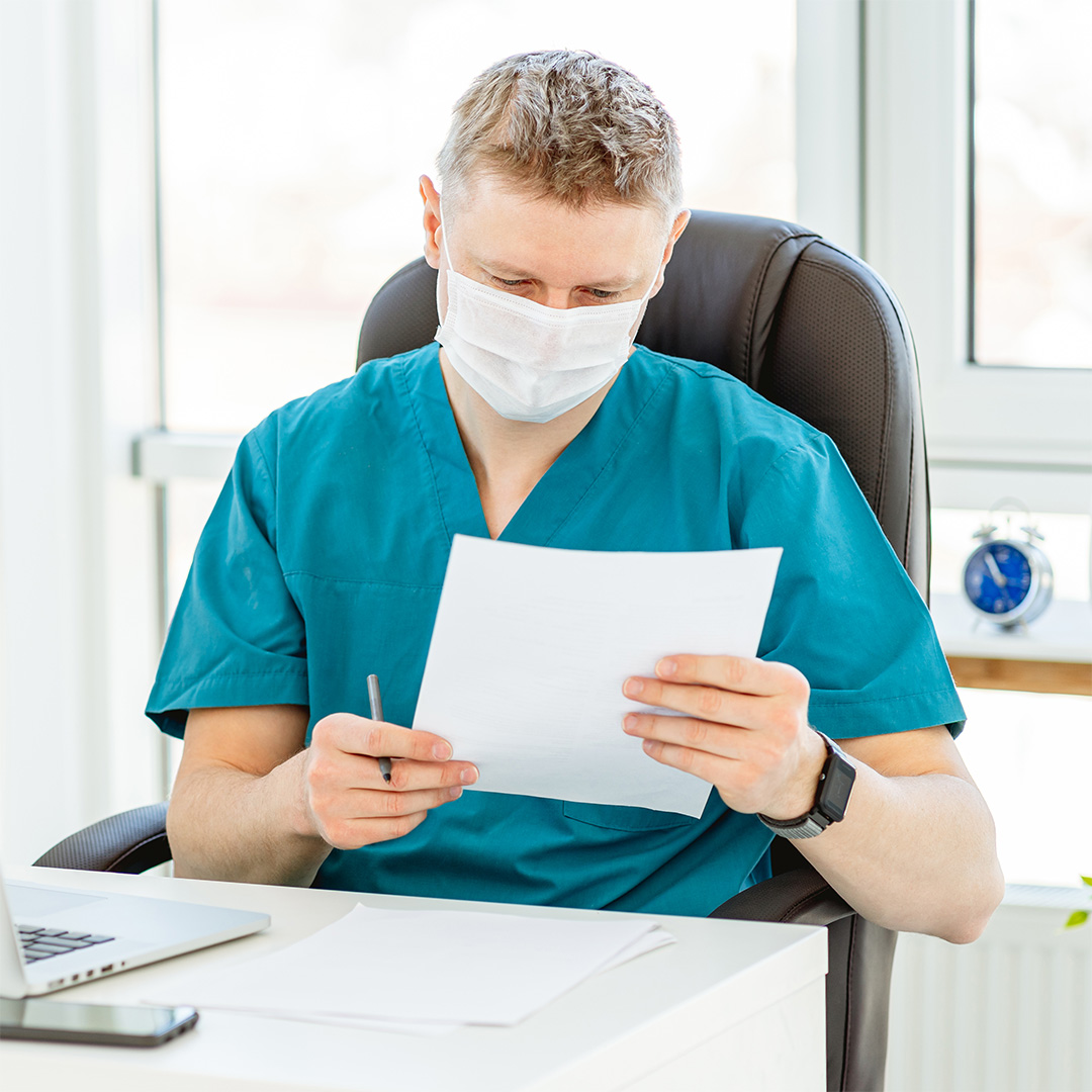 Dentista che guarda un documento