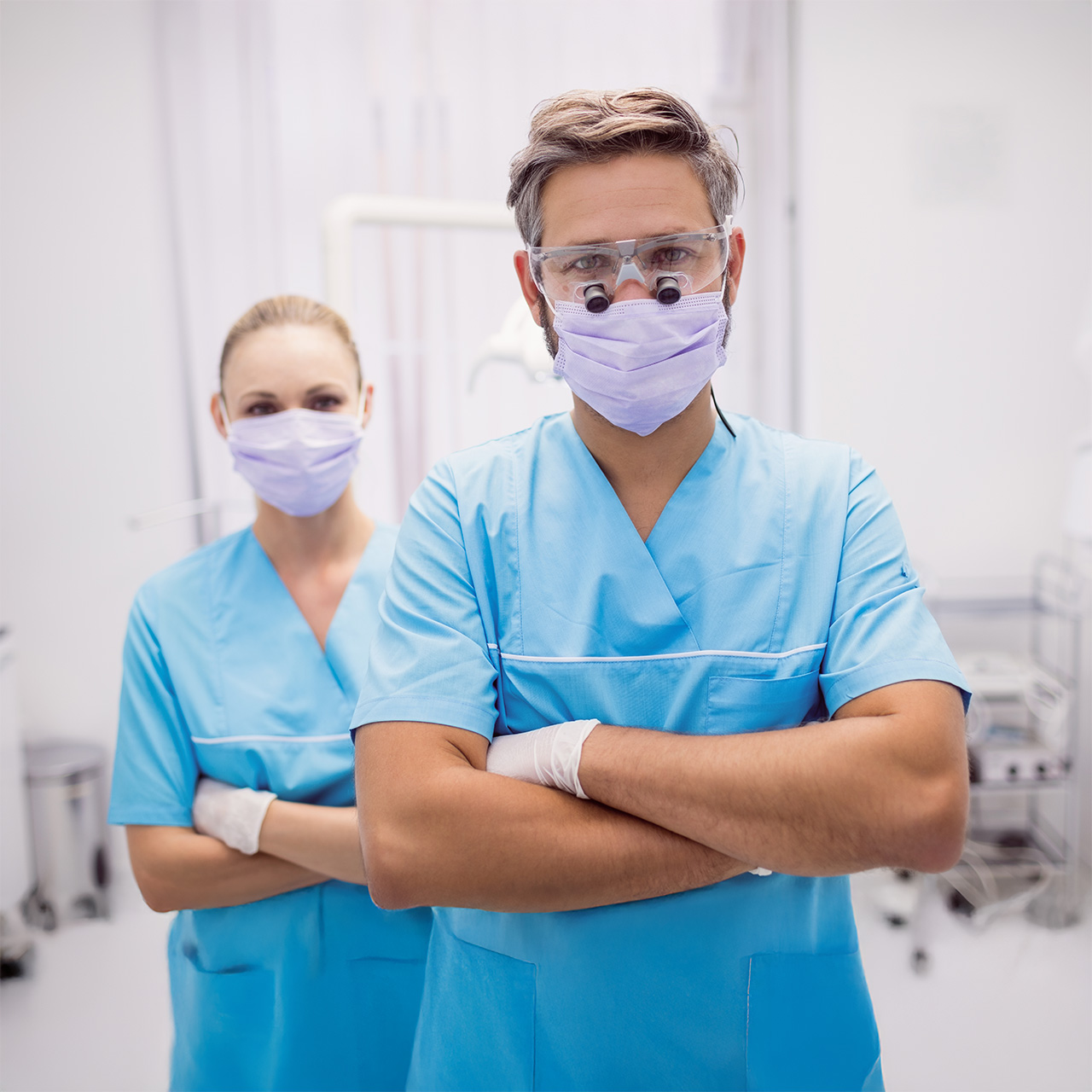 Due dentisti che guardano avanti