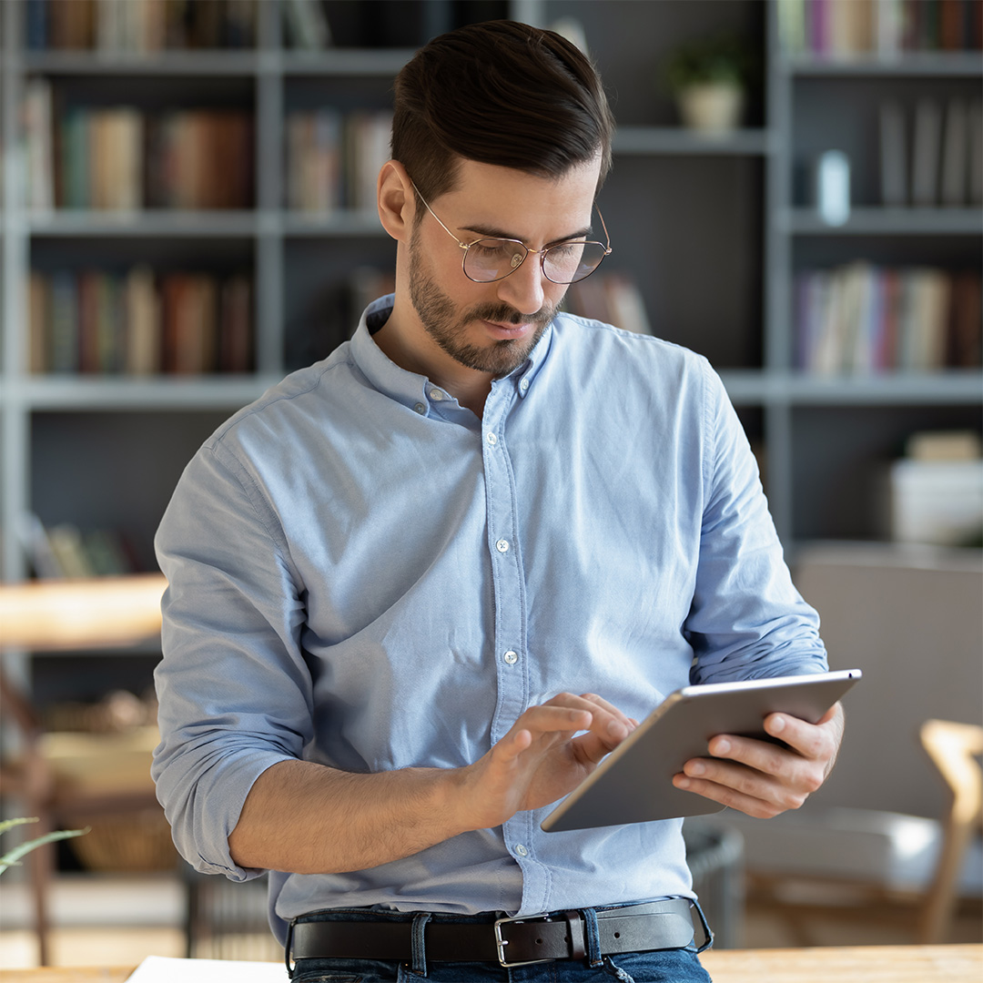Un uomo che guarda un tablet